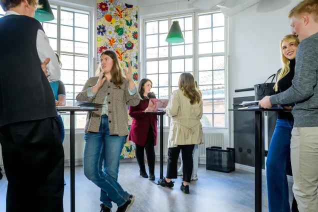 Students networking. Photo Kennet Ruona.